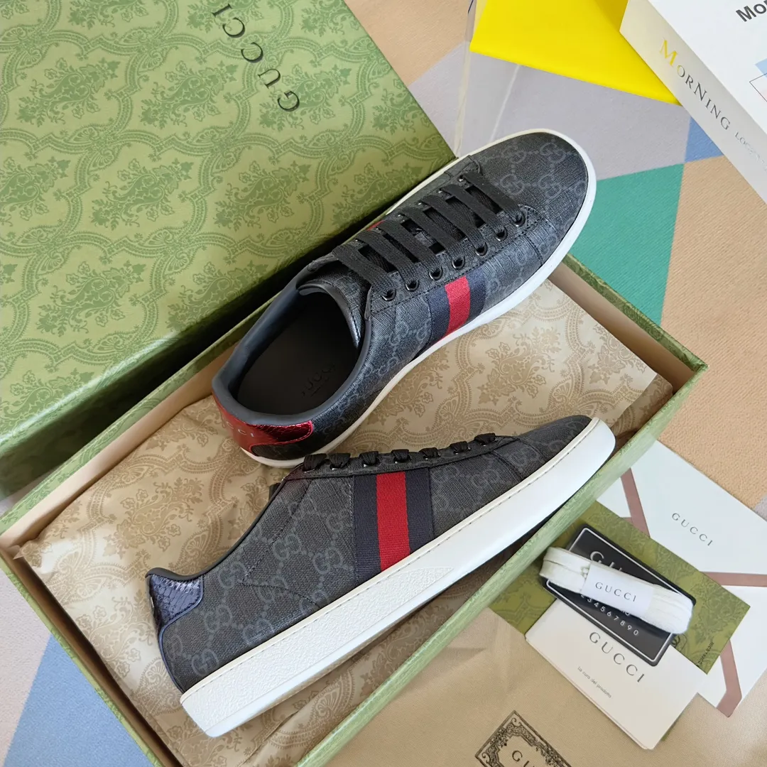 👟👟Ex-factory price 540👟👟 Men's size +10 Top version: Gucci G family classic Ace series Embroidery Little Bee White Shoes Couple Style Ribbon Love Casual Sports Shoes Sneakers Original Purchase Development Production This brand's classic low-top sports shoes interweave golden embroidered bees with red and green webbing. The bee is a classic element of the brand. It appeared in the Gucci ready-to-wear series in the 1970s. Exquisite packaging at the delivery counter🛍📦 ▪️Fabrics: Original custom imported first-layer cowhide ▪️Foots: Original custom cowhide lining ▪️Sole: Original open-molded rubber non-slip material ▪️Sole thickness: 2.5CM ▪️Size: Women's 34-41 (customized 34/41) ▪️Size: Men's 38-46 (38/46 customized)